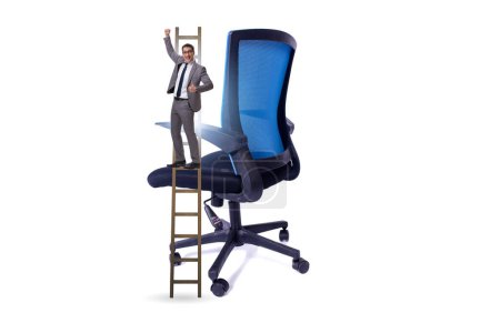 Foto de Empresario en el concepto de carrera escalando la silla - Imagen libre de derechos