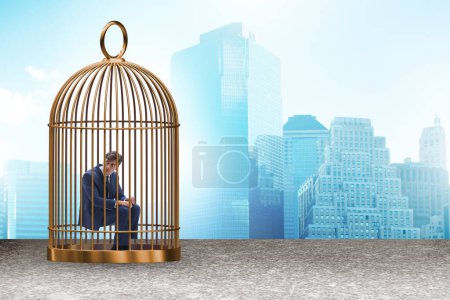 Téléchargez les photos : Les gens d'affaires et le concept de cage d'or - en image libre de droit
