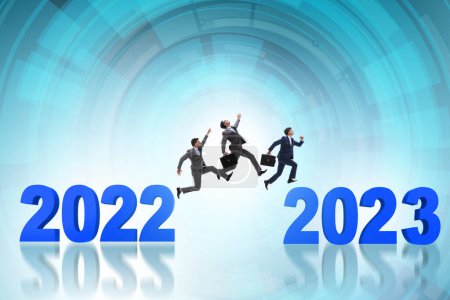 Foto de Empresario saltando del año 2022 al 2023 - Imagen libre de derechos