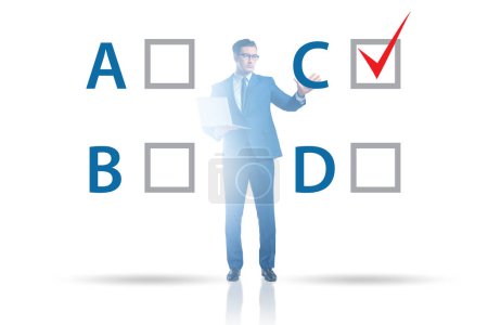 Téléchargez les photos : Concept de question test à choix multiples avec les gens d'affaires - en image libre de droit