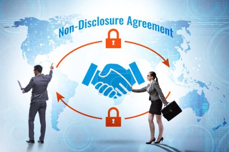 Téléchargez les photos : Non disclosure agreement concept with business people - en image libre de droit