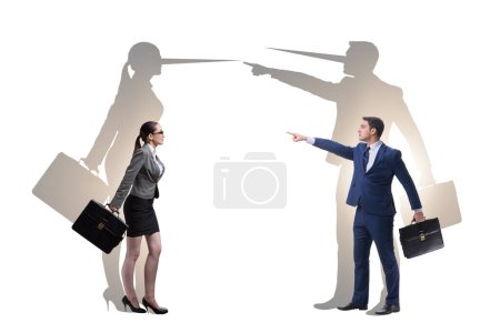 Téléchargez les photos : Concept de menteur avec les gens d'affaires et le nez - en image libre de droit