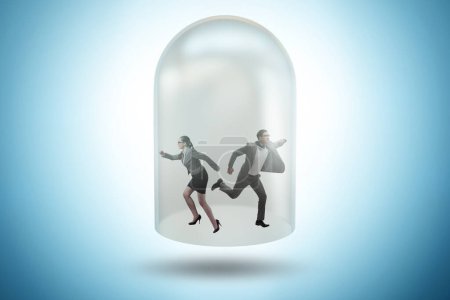 Téléchargez les photos : Les hommes d'affaires piégés dans le verre transparent - en image libre de droit
