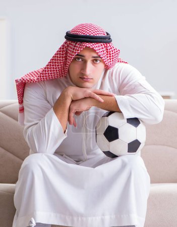 Téléchargez les photos : L'homme arabe regardant le football sportif à la télévision - en image libre de droit