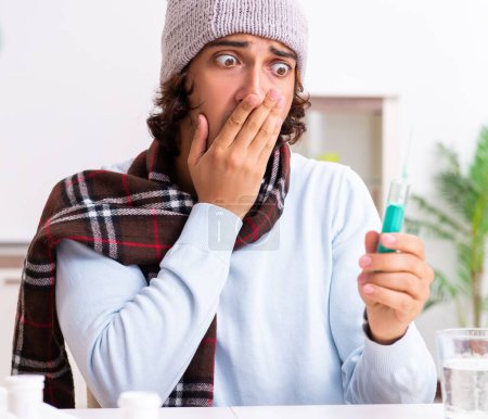 Téléchargez les photos : Jeune homme souffrant de grippe à la maison - en image libre de droit