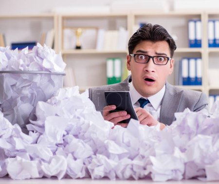 Téléchargez les photos : L'homme d'affaires dans le concept de recyclage du papier au bureau - en image libre de droit