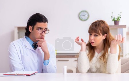 Foto de La joven paciente discutiendo con el psicólogo masculino personal - Imagen libre de derechos