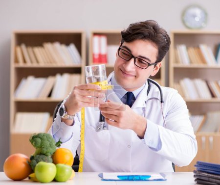 Téléchargez les photos : Le médecin dans le concept de régime avec des fruits et légumes - en image libre de droit