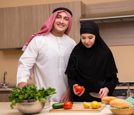 Téléchargez les photos : La jeune famille arabe dans la cuisine - en image libre de droit