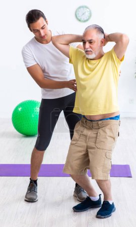 Foto de El viejo haciendo ejercicios en el interior - Imagen libre de derechos