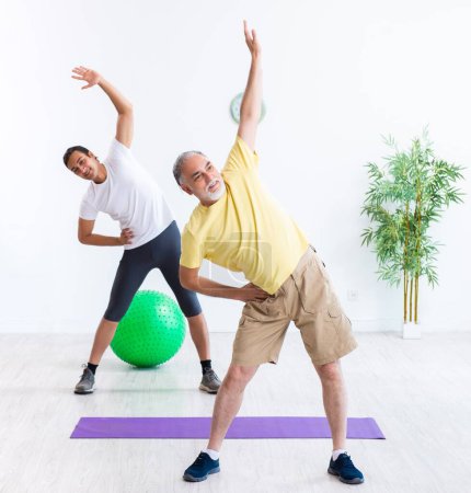 Téléchargez les photos : Le vieil homme faisant des exercices à l'intérieur - en image libre de droit