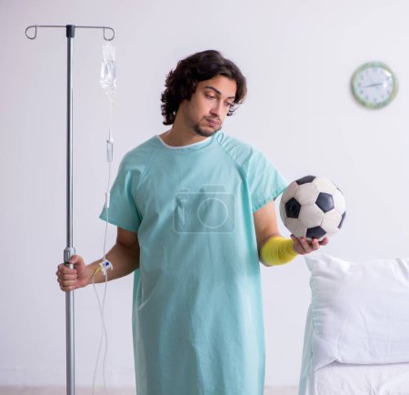 Téléchargez les photos : Le jeune homme hospitalisé en concept de transfusion - en image libre de droit
