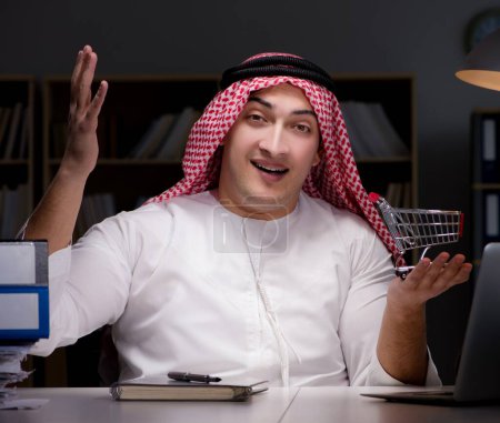 Téléchargez les photos : L'homme d'affaires arabe travaillant tard dans le bureau - en image libre de droit