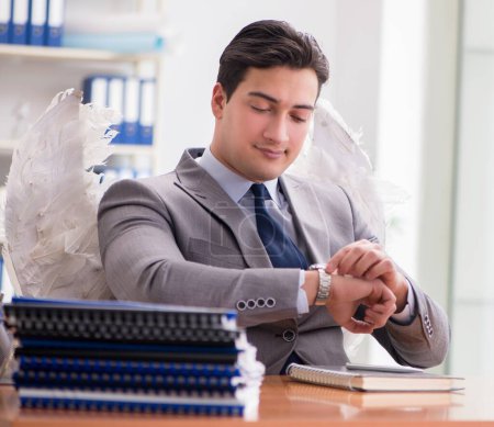 Foto de El concepto de ángel inversor con hombre de negocios y alas - Imagen libre de derechos