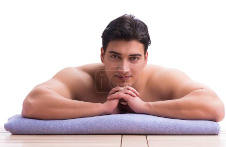 Téléchargez les photos : Le bel homme dans le concept de massage spa - en image libre de droit