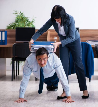 Téléchargez les photos : L'employé masculin faisant des exercices sportifs au bureau - en image libre de droit