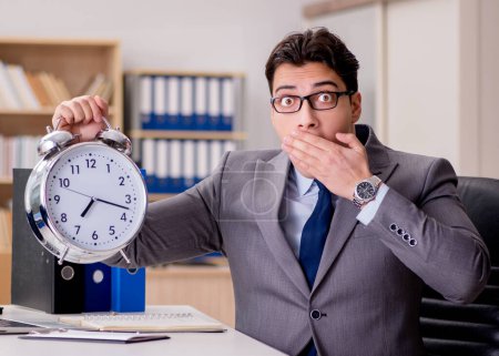 Téléchargez les photos : L'homme d'affaires avec horloge ne respecte pas les délais - en image libre de droit