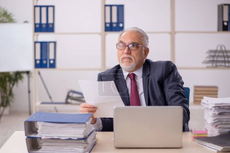 Téléchargez les photos : Homme d'affaires âgé employé travaillant sur le lieu de travail - en image libre de droit