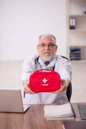 Téléchargez les photos : Ancien médecin ambulancier travaillant à la clinique - en image libre de droit