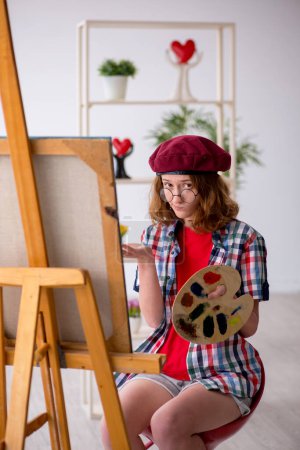 Téléchargez les photos : Jeune étudiante appréciant la peinture à la maison - en image libre de droit