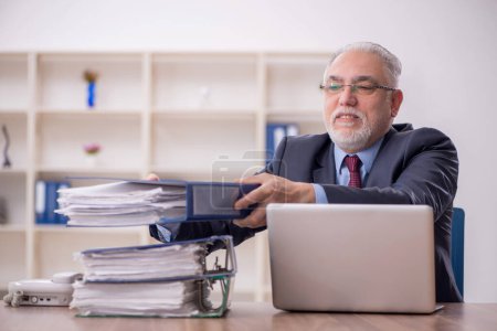 Photo for Old boss employee working at workplace - Royalty Free Image