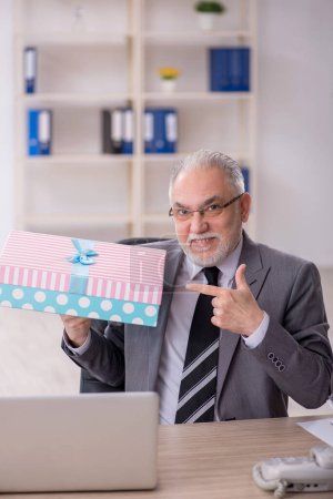 Photo for Old businessman employee celebrating birthday at workplace - Royalty Free Image