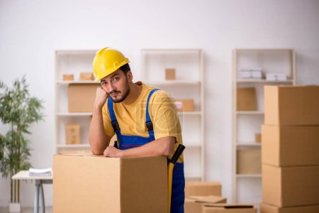 Téléchargez les photos : Entrepreneur masculin faisant déménagement à domicile - en image libre de droit