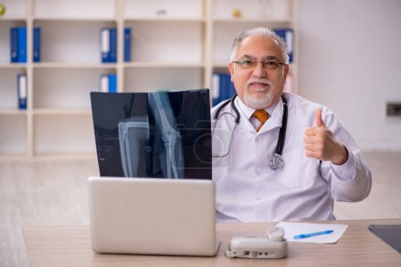 Photo for Old doctor radiologist working in the clinic - Royalty Free Image