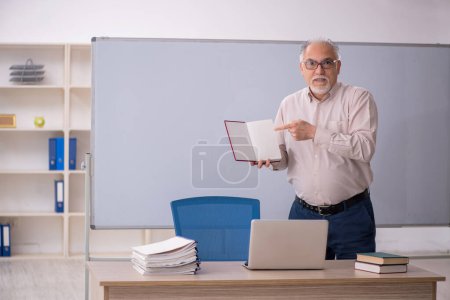 Foto de Viejo profesor delante de la pizarra - Imagen libre de derechos