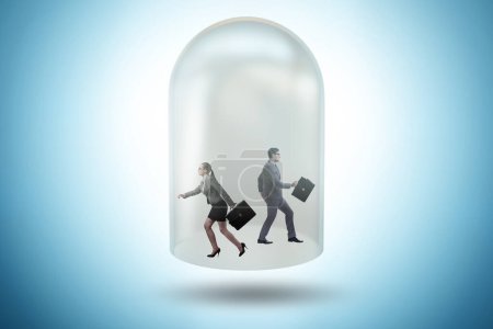 Foto de Gente de negocios atrapada en el vidrio transparente - Imagen libre de derechos
