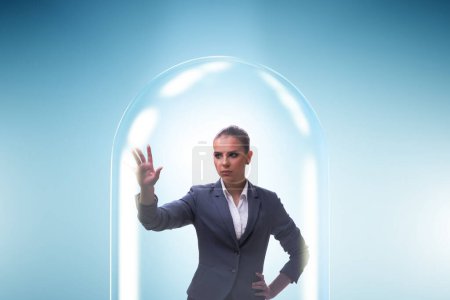 Téléchargez les photos : Les hommes d'affaires piégés dans le verre transparent - en image libre de droit