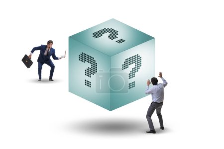 Téléchargez les photos : Homme d'affaires dans le concept de question avec cube - en image libre de droit