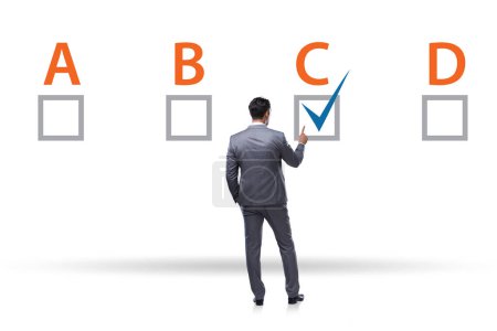 Multiple-Choice-Testfragekonzept mit Geschäftsleuten