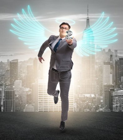 Téléchargez les photos : Le concept d'investisseur providentiel avec un homme d'affaires avec des ailes - en image libre de droit