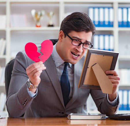Téléchargez les photos : L'homme d'affaires à Saint Valentin concept dans le bureau - en image libre de droit
