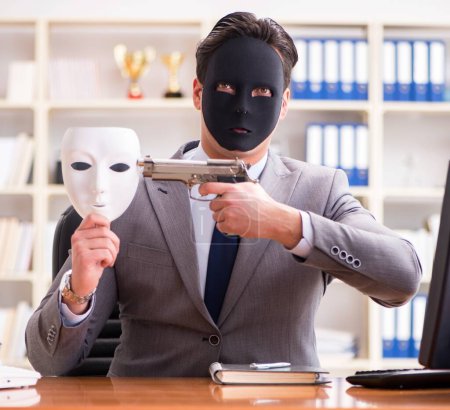Téléchargez les photos : L'homme d'affaires avec masque au bureau concept d'hypocrisie - en image libre de droit