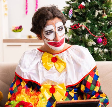 Téléchargez les photos : Le drôle de clown dans le concept de célébration de Noël - en image libre de droit