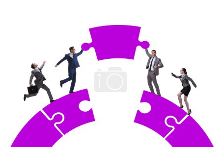Téléchargez les photos : Business people building bridge in the teamwork concept - en image libre de droit