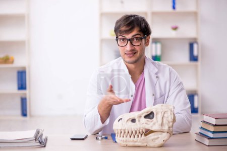Foto de Paleontólogo joven examinando animales antiguos en el laboratorio - Imagen libre de derechos
