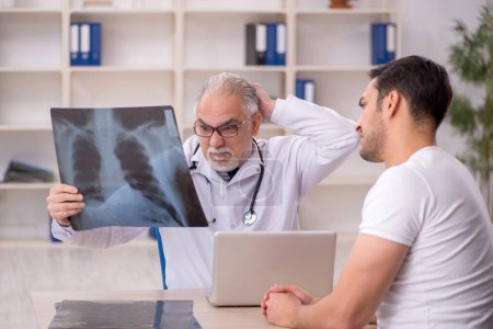 Téléchargez les photos : Jeune patient visitant un vieux médecin radiologue - en image libre de droit