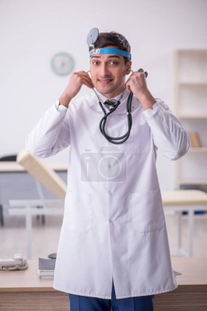Téléchargez les photos : Young doctor otolaryngologist working at the hospital - en image libre de droit