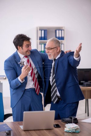 Foto de Two male employees with star award in the office - Imagen libre de derechos