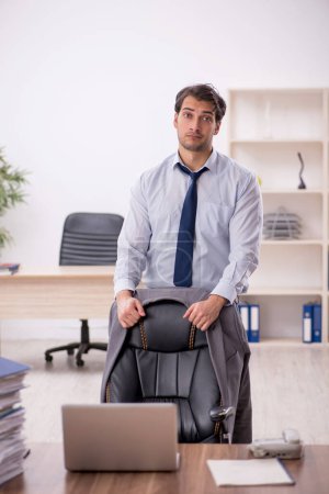 Téléchargez les photos : Jeune homme d'affaires employé et trop de travail sur le lieu de travail - en image libre de droit