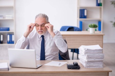 Téléchargez les photos : Old businessman employee wearing virtual glasses in the office - en image libre de droit