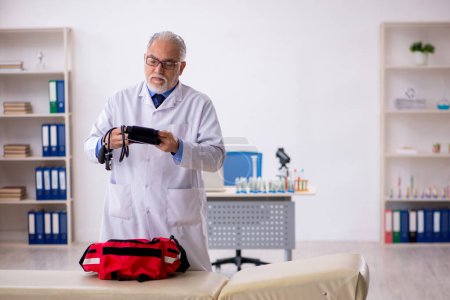 Foto de Hombre anciano paramédico que trabaja en el hospital - Imagen libre de derechos