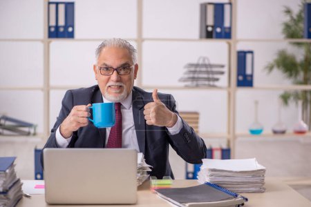 Téléchargez les photos : Vieil homme d'affaires employé boire du café pendant la pause - en image libre de droit
