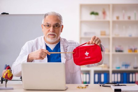 Foto de Viejo médico paramédico sosteniendo bolsa de primeros auxilios - Imagen libre de derechos