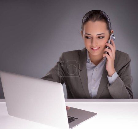 Téléchargez les photos : La jeune femme d'affaires travaillant avec ordinateur portable dans le concept d'entreprise - en image libre de droit