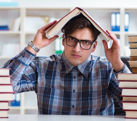 Téléchargez les photos : L'étudiant drôle nerd se préparant pour les examens universitaires - en image libre de droit