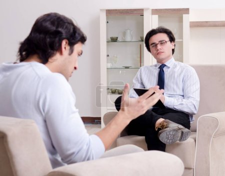 Téléchargez les photos : Jeune patient de sexe masculin discuter avec un psychologue problèmes personnels - en image libre de droit